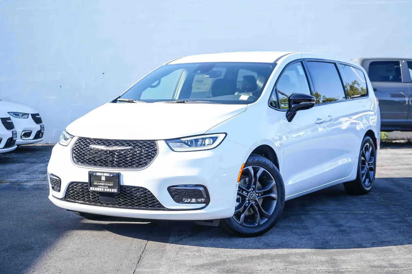 2026 Chrysler Pacifica Select's photo