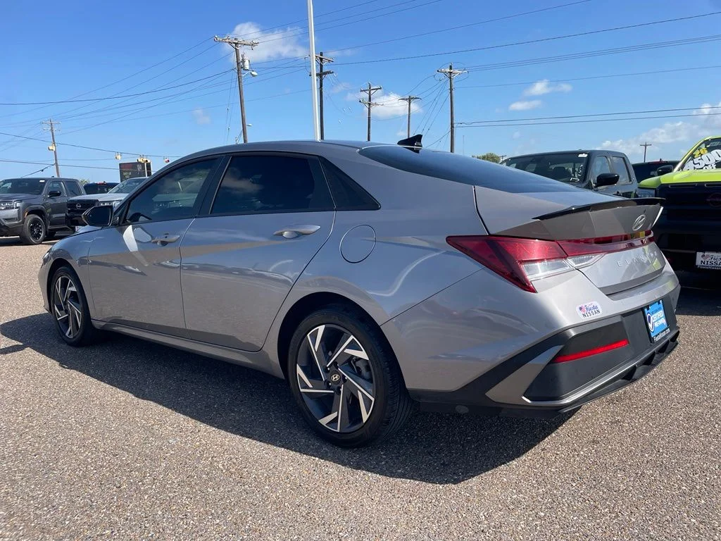 Used 2025 Gray Hyundai SEL Sport image 5