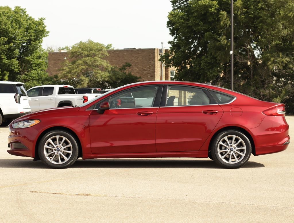 Used 2017 Red Ford SE image 4