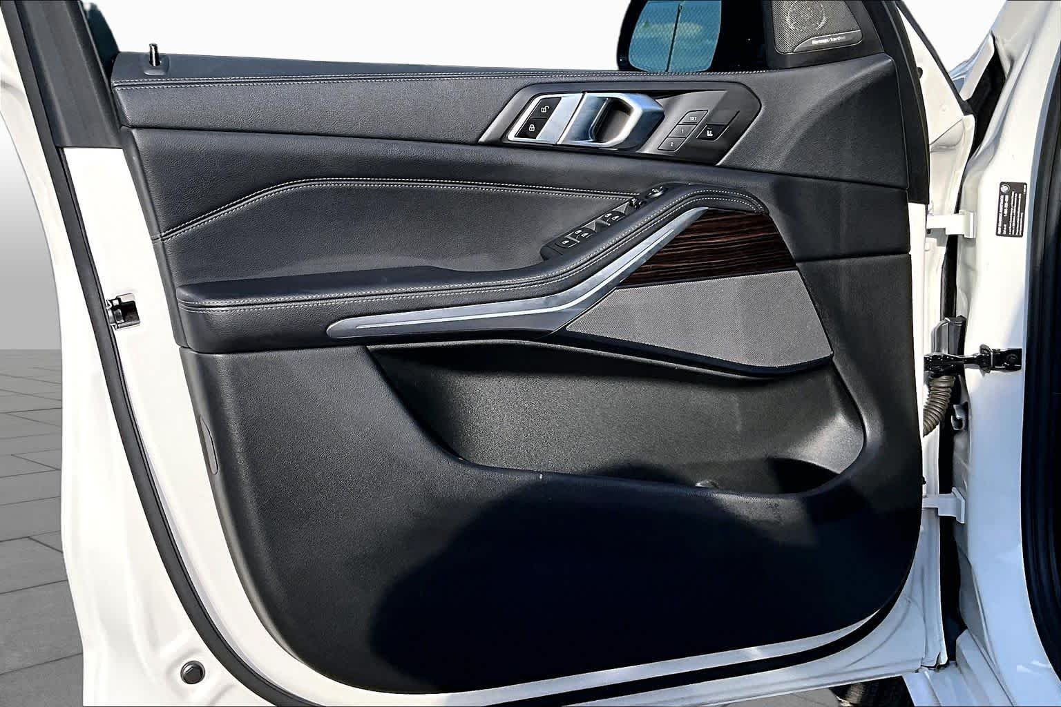Used 2020 Mineral White Metallic BMW M50i image 22