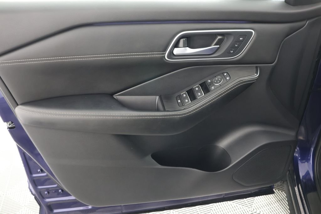 Used 2024 Deep Ocean Blue Nissan Platinum image 25