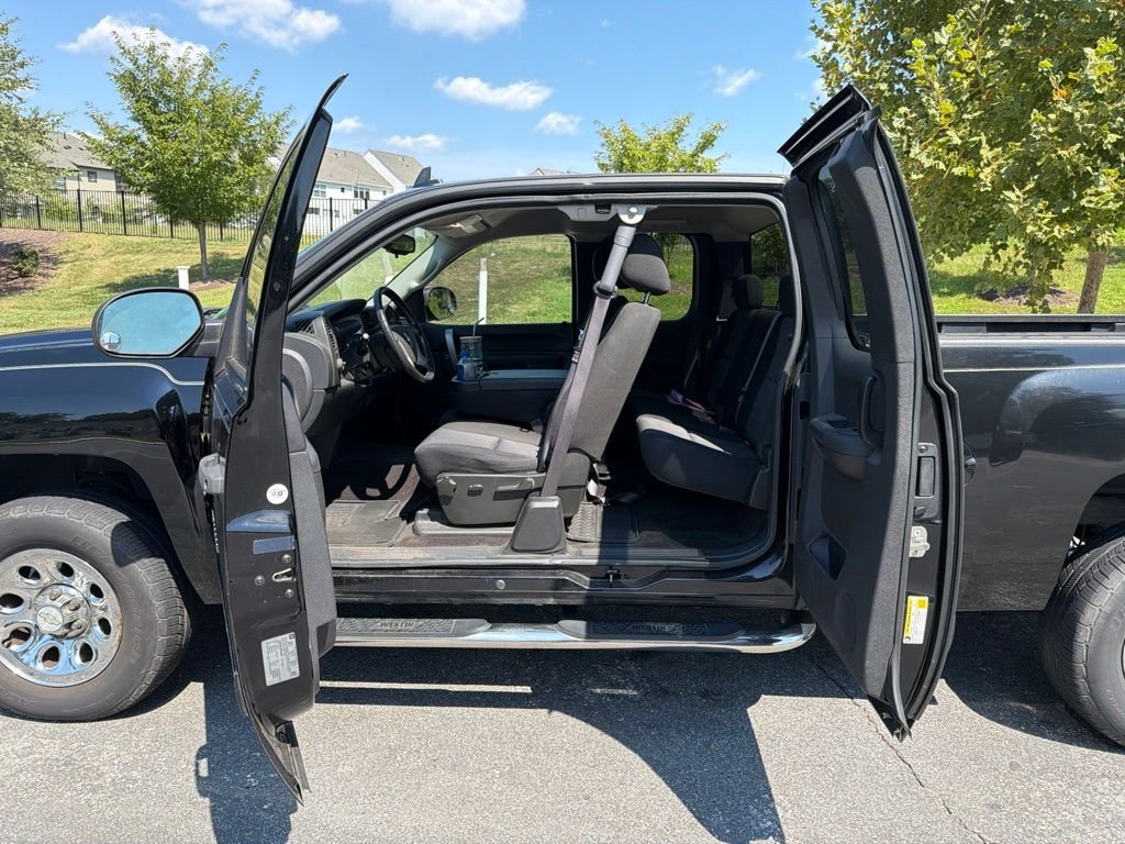Used 2011 Black Chevrolet LT image 7