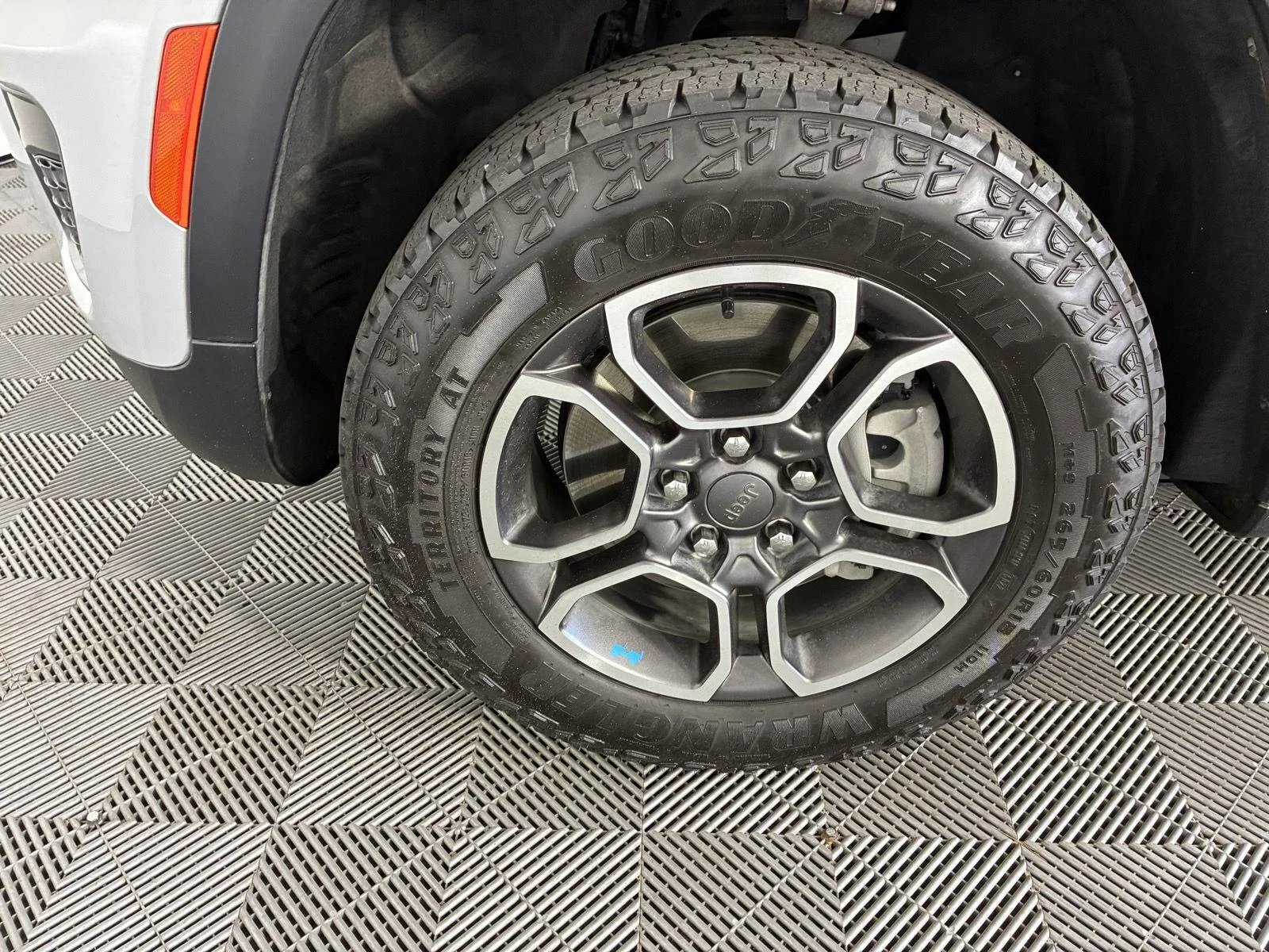 Used 2023 Silver Zynith Jeep Trailhawk image 17