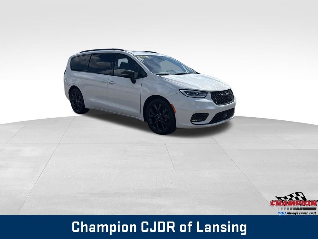 Used 2025 Bright White Clearcoat Chrysler Limited image 10