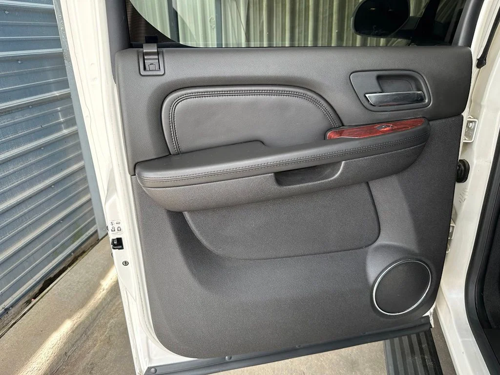 Used 2013 White Cadillac Premium image 23
