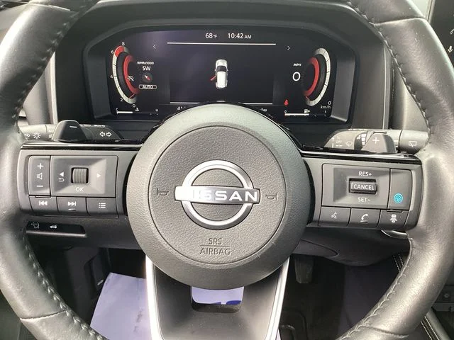 Used 2024 Champagne Silver Metallic Nissan Platinum image 12