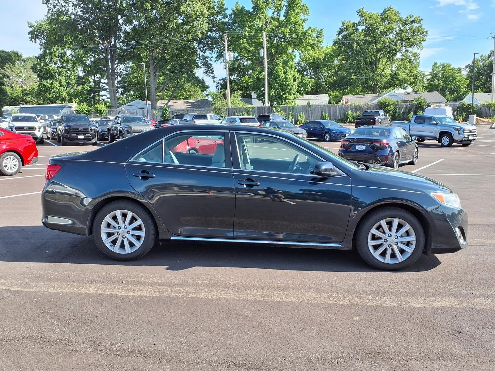 Used 2014 Toyota Camry XLE with VIN 4T4BF1FK8ER344165 for sale in Kirkwood, MO