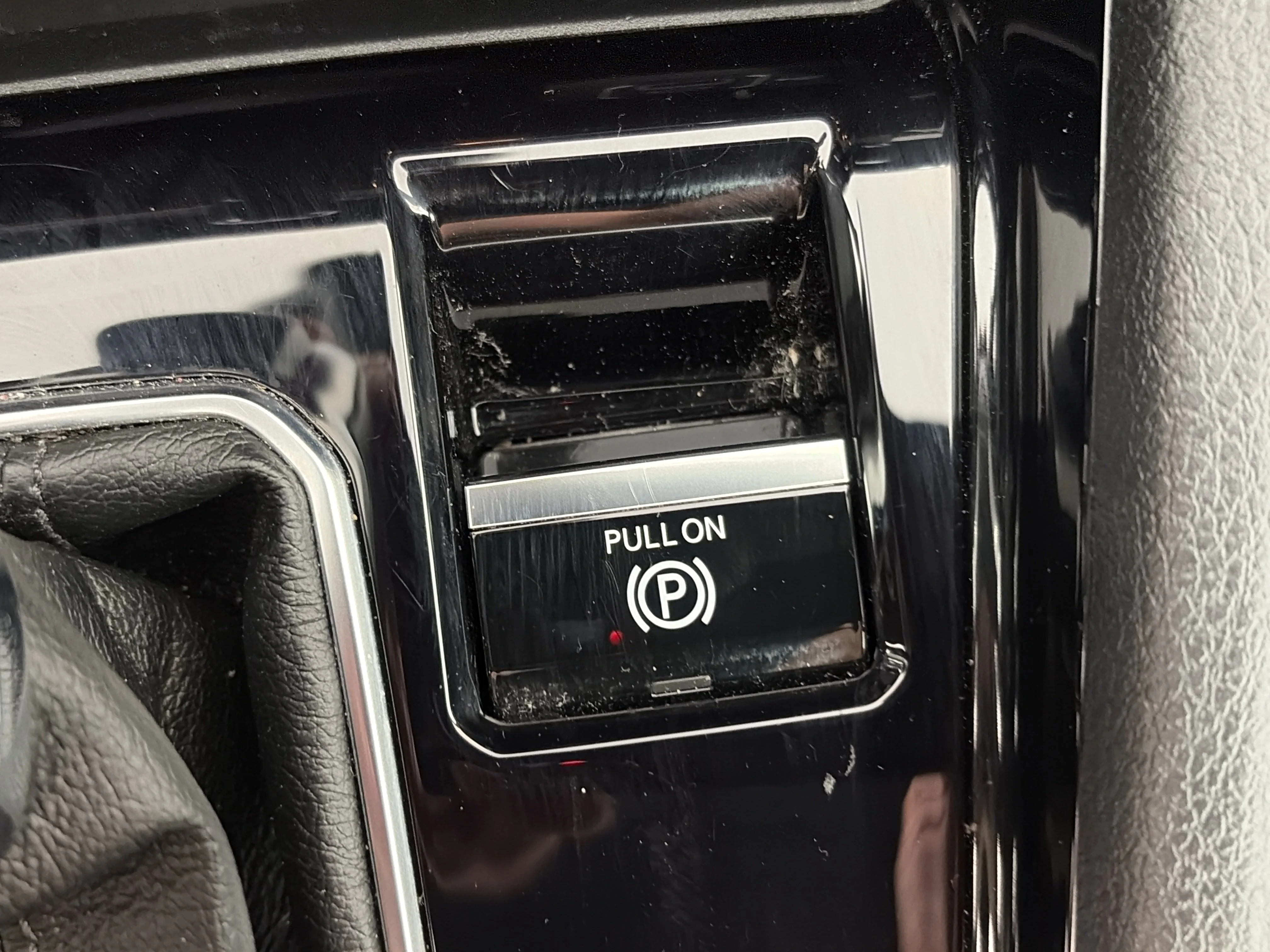 Used 2024 Diamond Black Crystal Pearlcoat Jeep Limited image 34