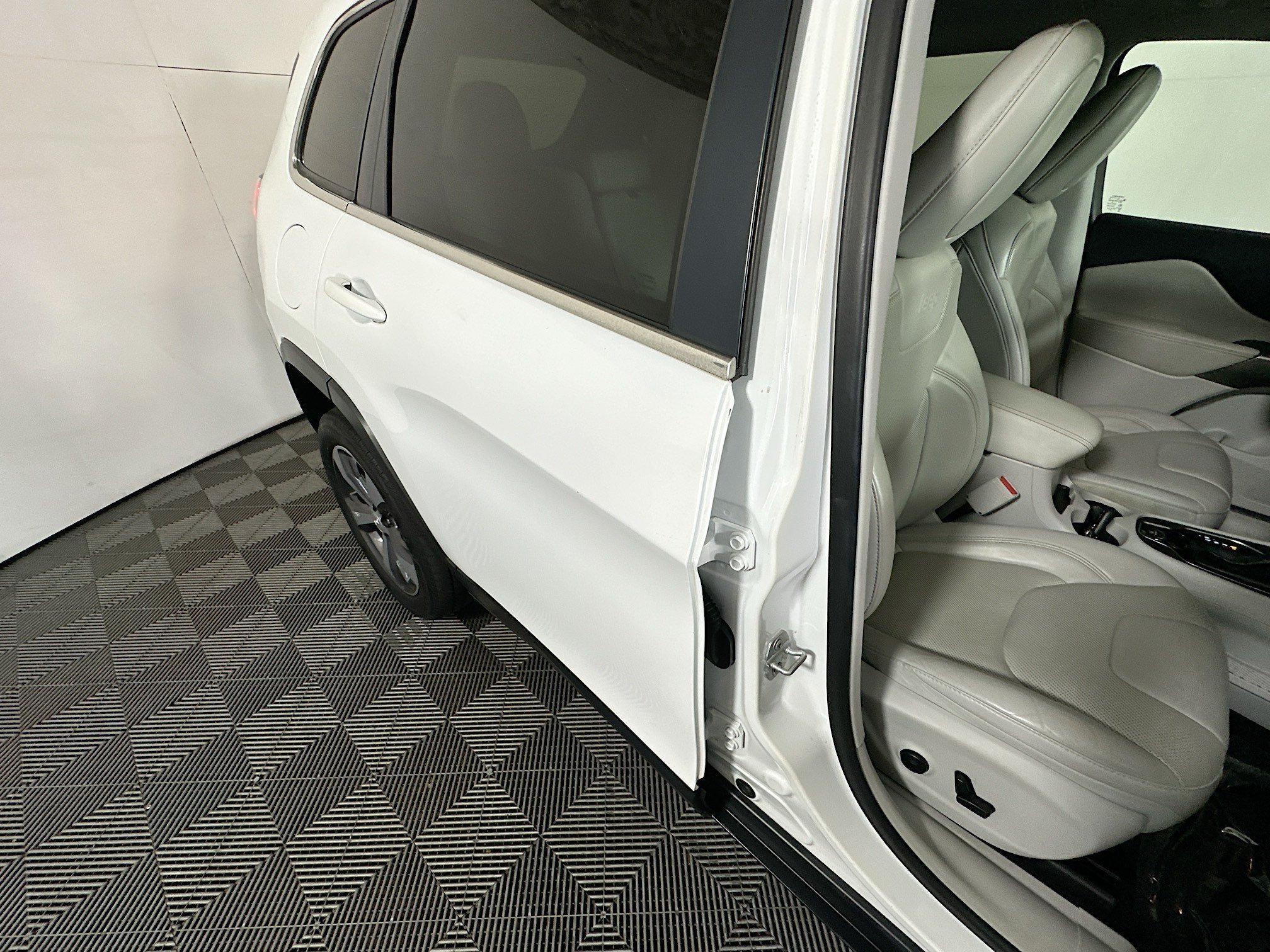 Used 2019 Bright White Clearcoat Jeep Limited image 28
