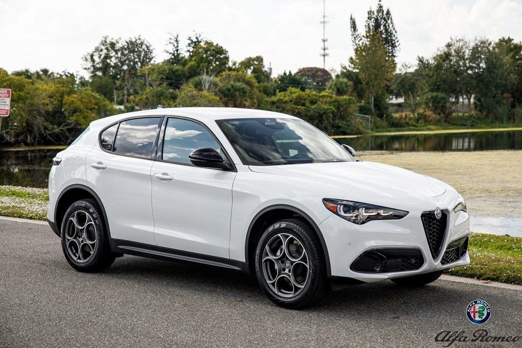 2025 Alfa Romeo Stelvio Base