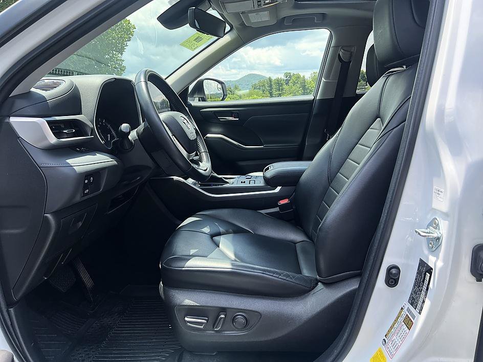 Used 2023 Pearl Toyota XLE image 11