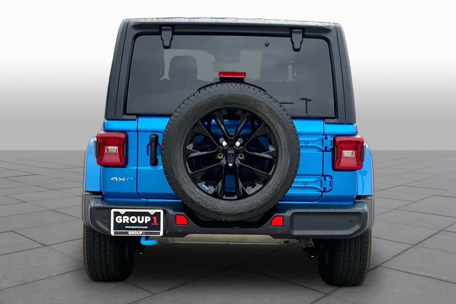 Used 2023 Hydro Blue Pearl Coat Jeep Sahara image 5