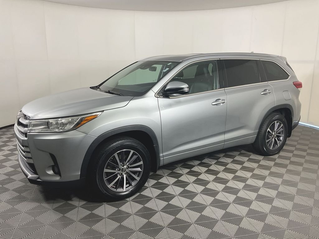 Used 2017 Silver Toyota XLE image 4