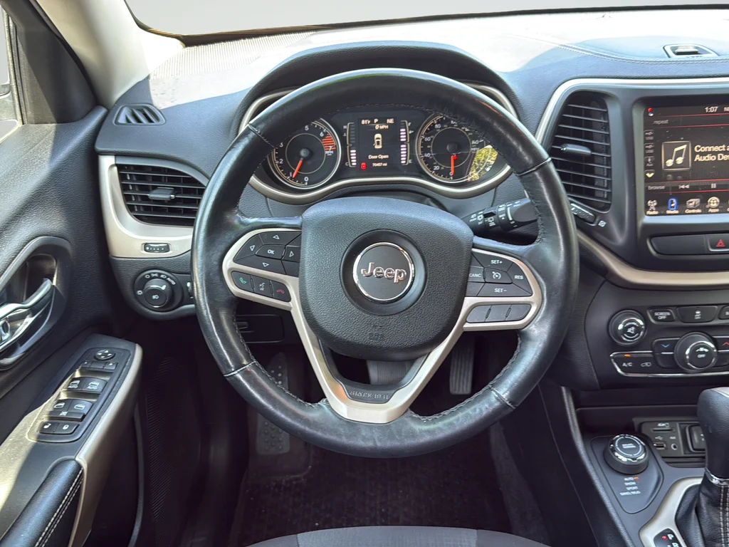 Used 2017 Red Jeep Latitude image 42