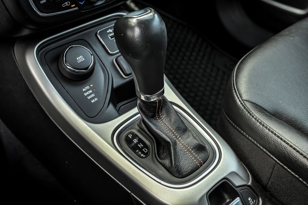 Used 2020 Silver Jeep Latitude image 29