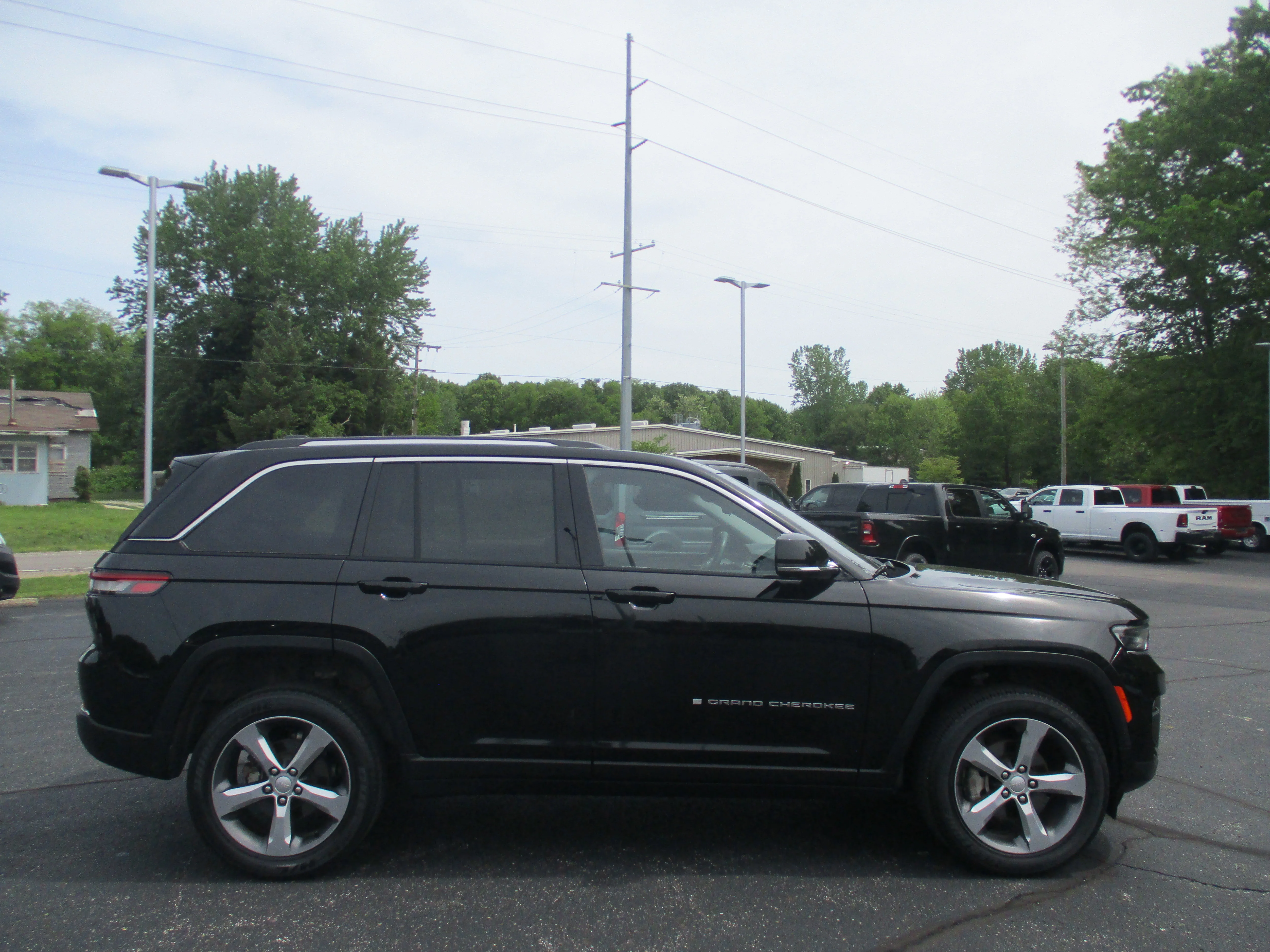 Certified Used 2022 Diamond Black Crystal Pearlcoat Jeep Limited image 52