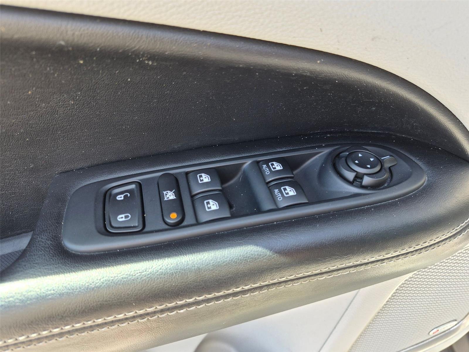 Used 2018 White Clearcoat Jeep Latitude image 13