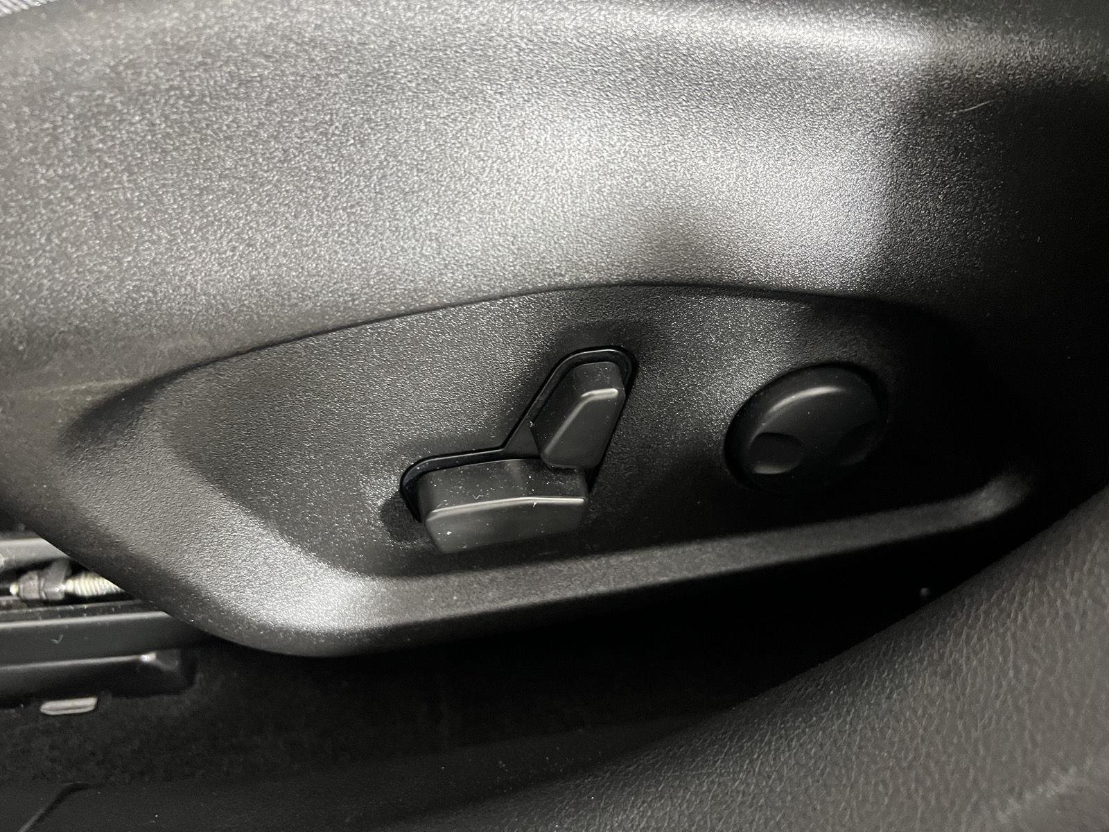 Used 2022 Black Clearcoat Jeep Latitude image 12