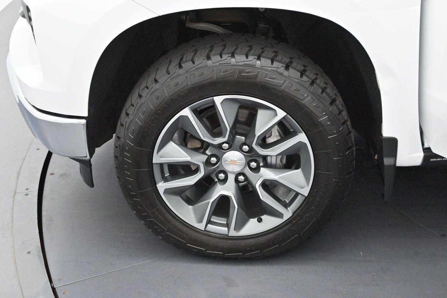 Used 2025 Summit White Chevrolet LT image 32