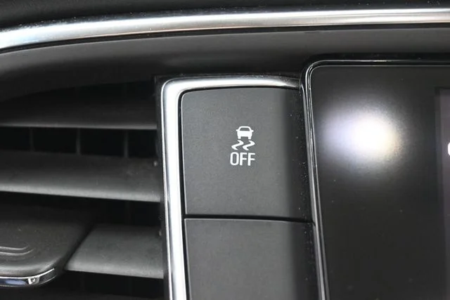 Used 2019 Black Buick Essence image 28