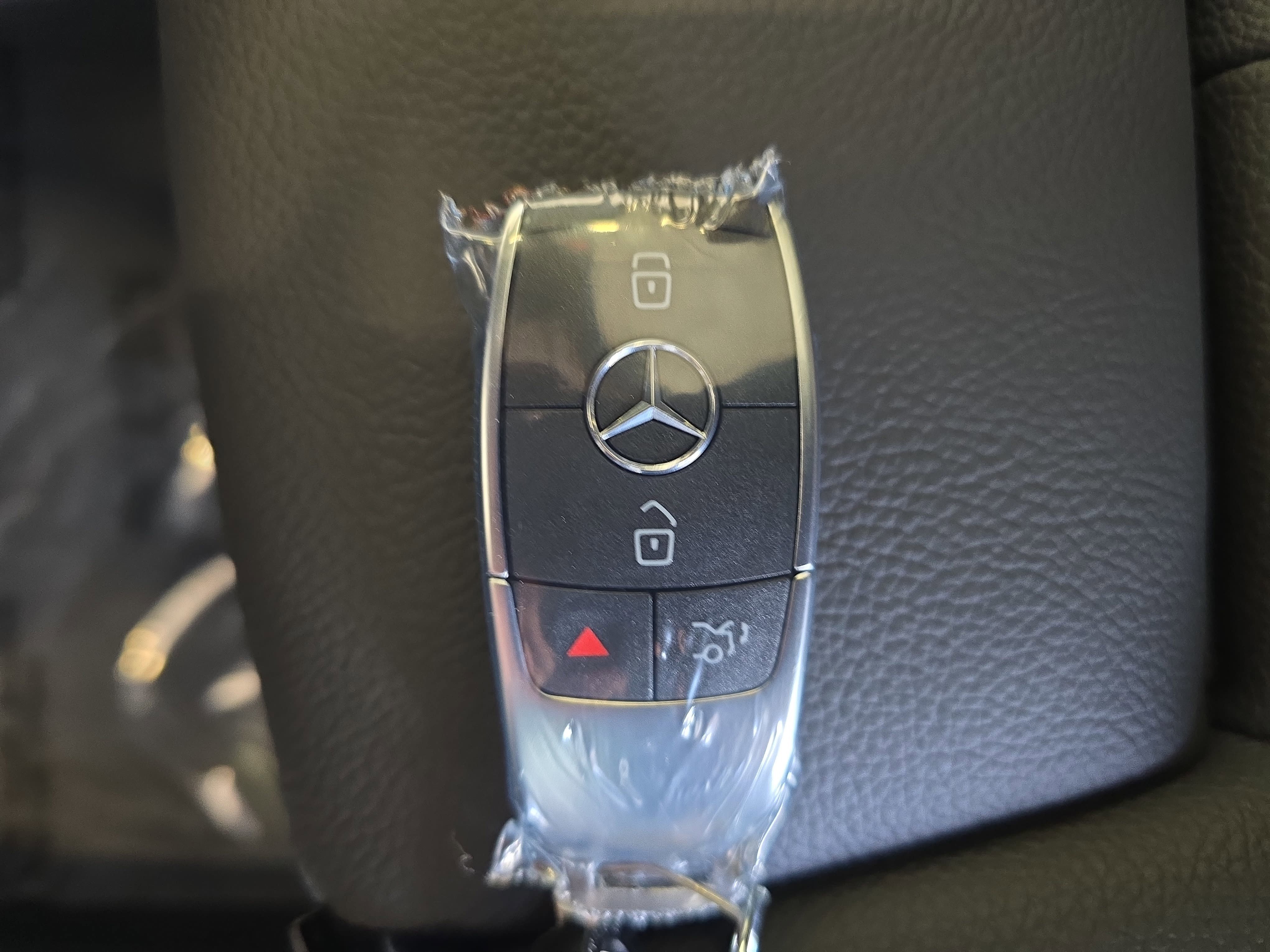 New 2026 Polar White Mercedes-Benz GLB250 image 36