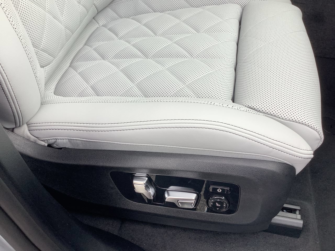 New 2026 Brooklyn Grey Metallic BMW xDrive50e image 37