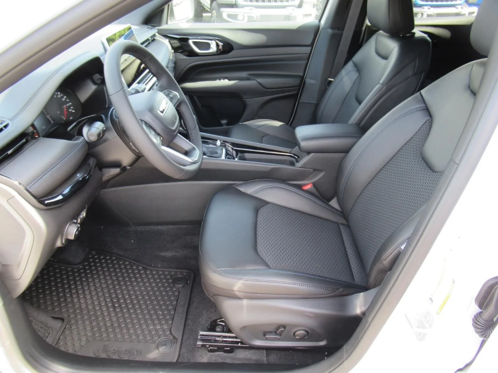 New 2026 Bright White Clearcoat Jeep Latitude Altitude image 16