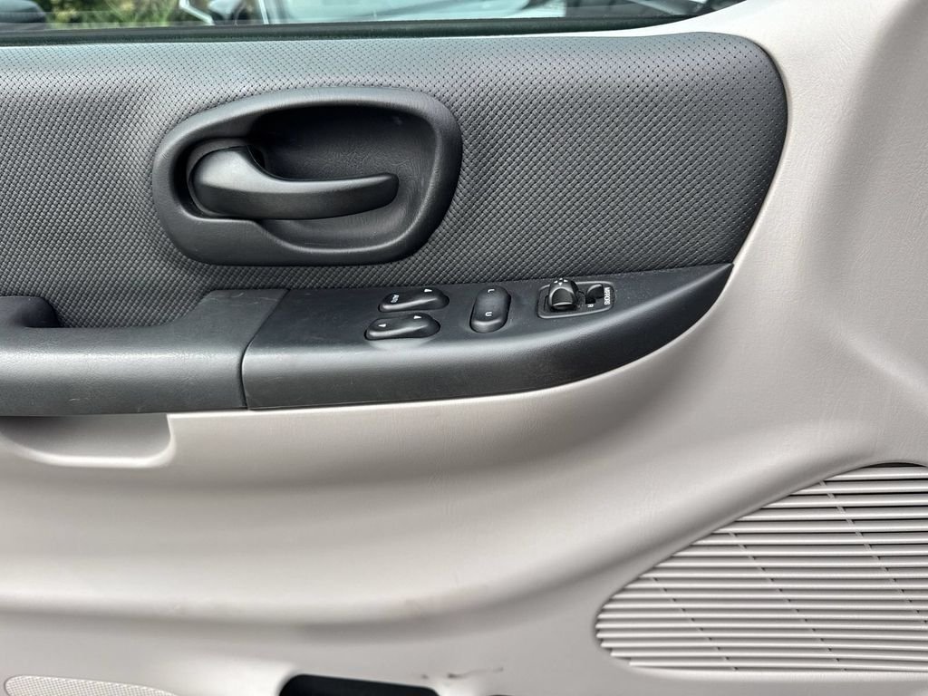 Used 2001  Ford SVT Lightning image 11
