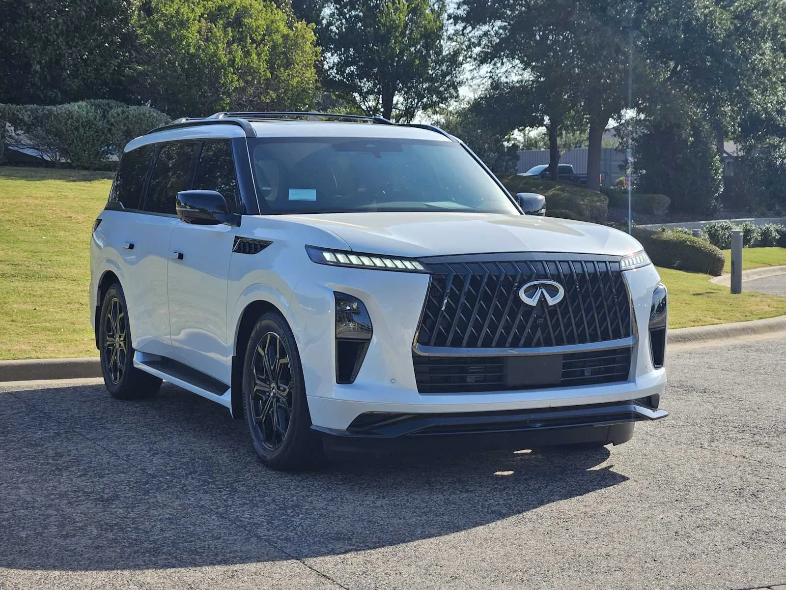 New 2027 RADIANT WHITE INFINITI Sport 4WD image 2