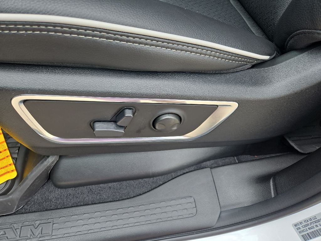 New 2026 Ivory White Tri-Coat Pearl-Coat Exterior Paint RAM Laramie image 49