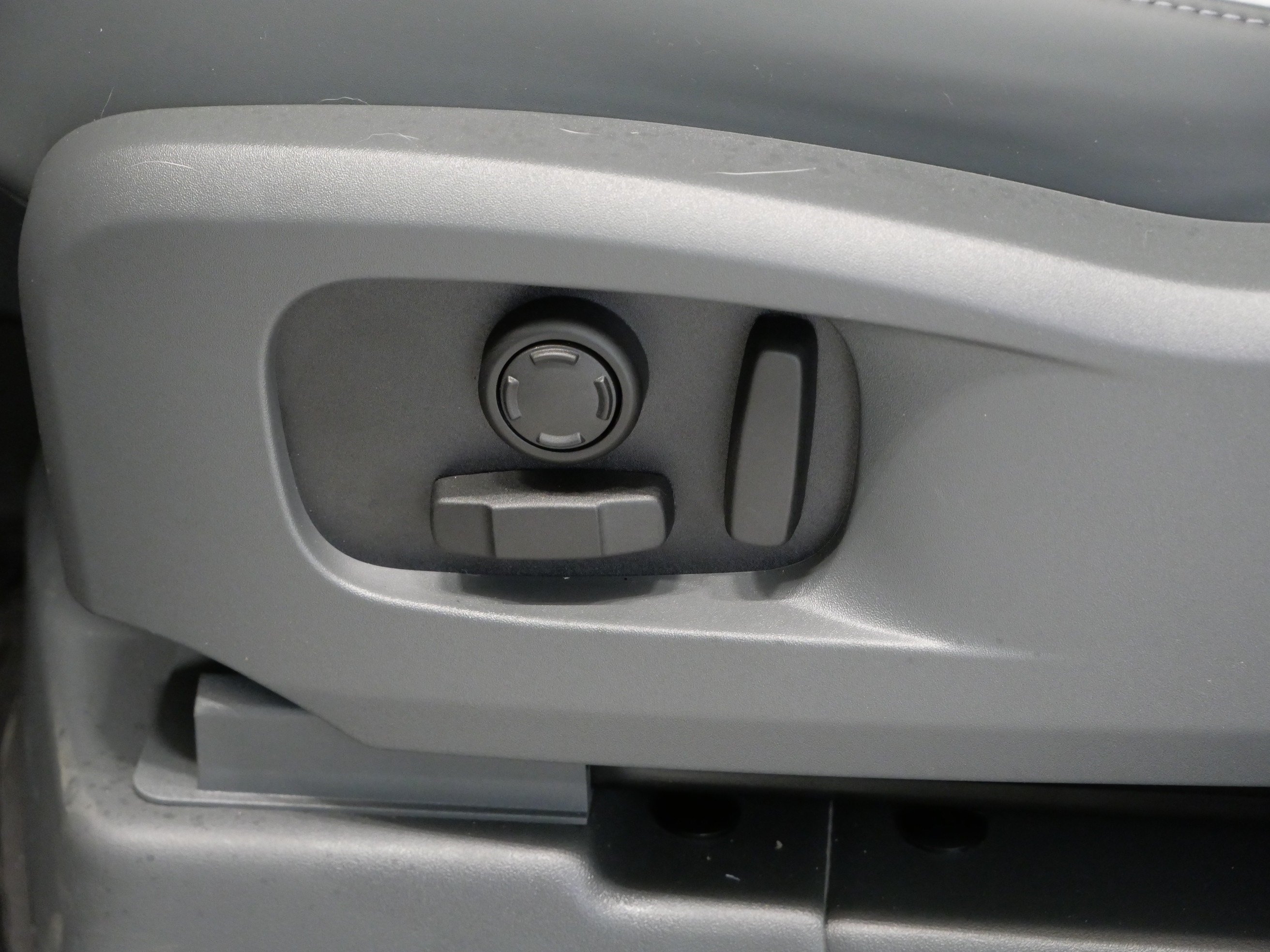 New 2026 Carpathian Grey Land Rover S image 5