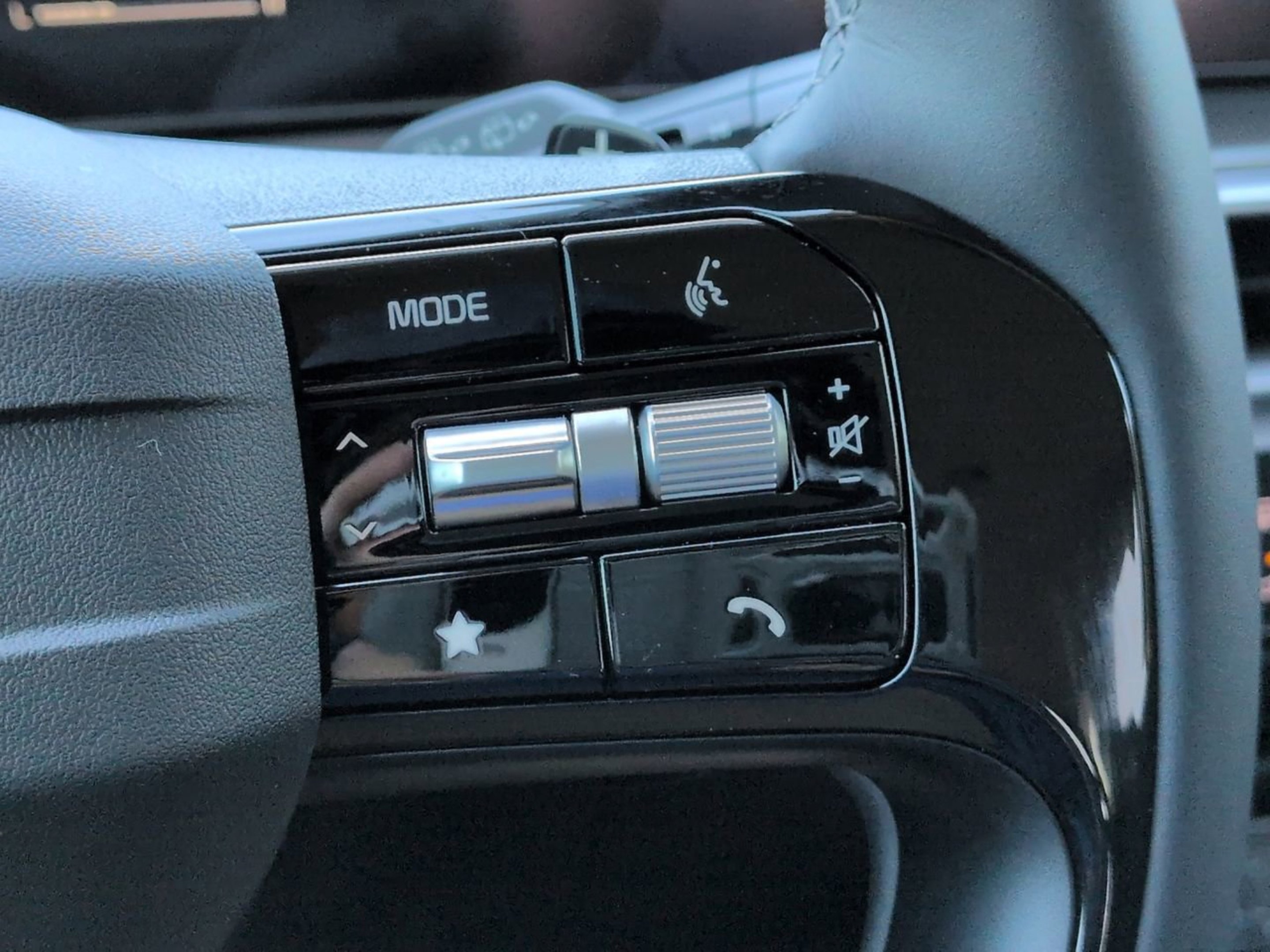 New 2026 Snow White Pearl Kia EX image 24