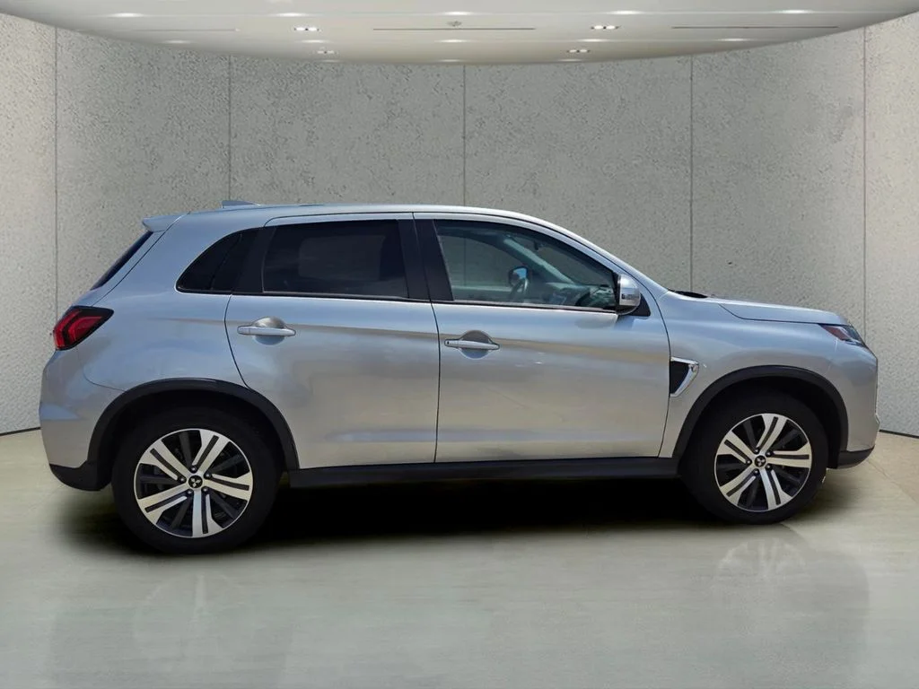 Used 2025 Silver Mitsubishi 2.0 SE image 6