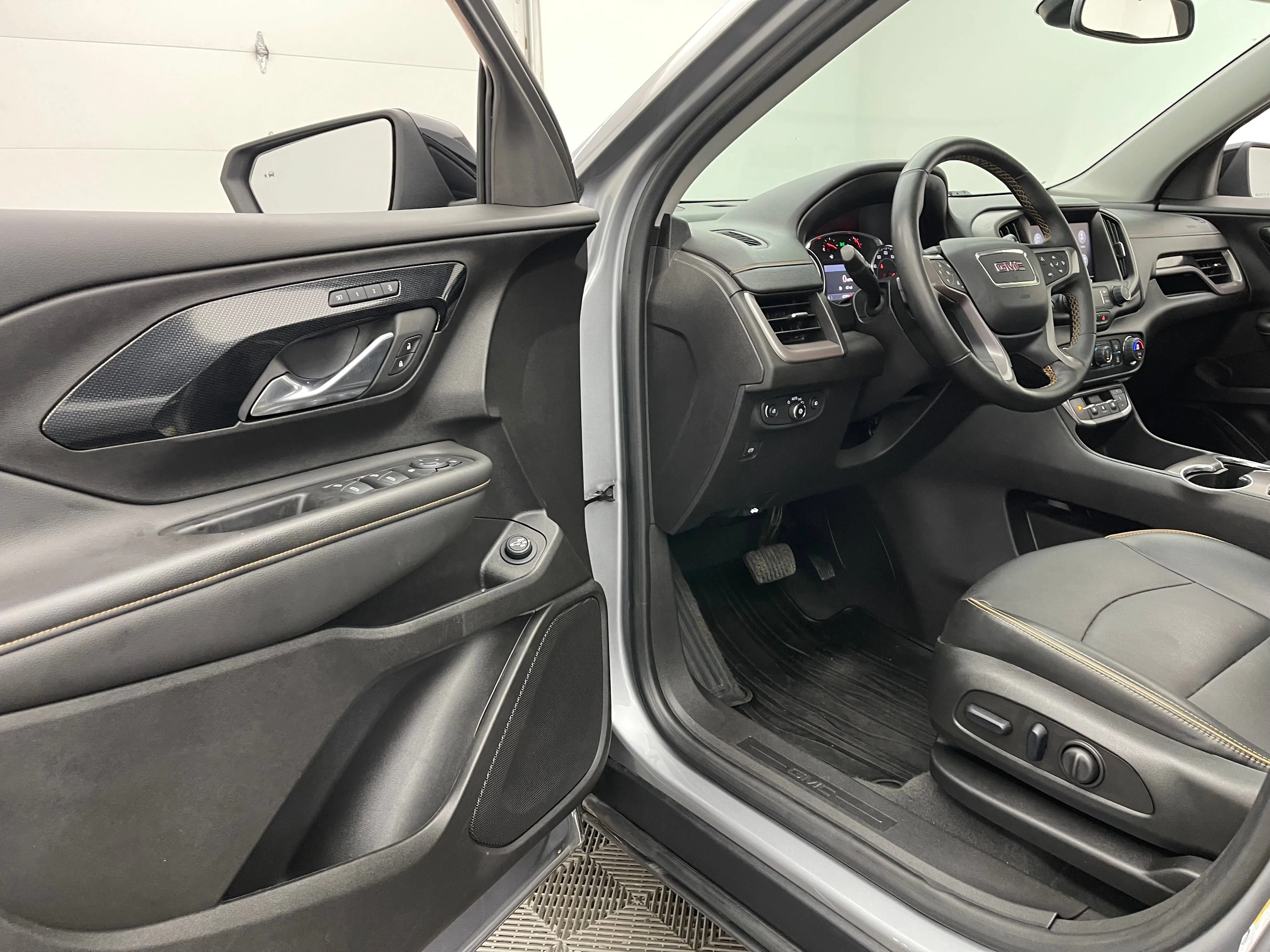 Used 2024 Sterling Metallic GMC AT4 image 16