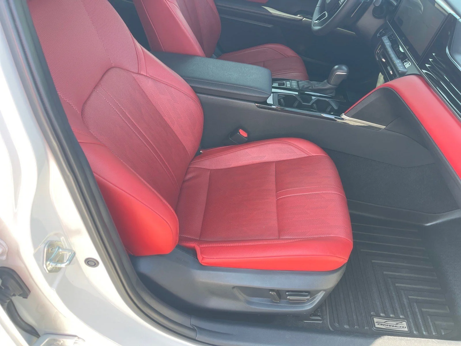 Used 2025 Pearl Toyota XSE image 18