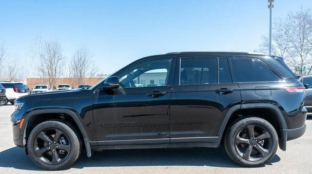 Used 2023 Black Jeep Altitude X image 9