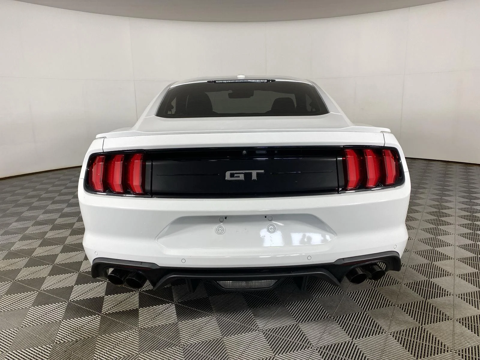 Used 2018 Oxford White Ford GT Premium image 6