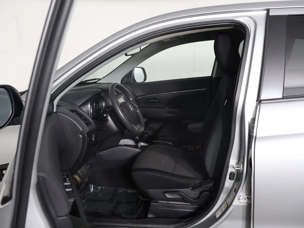 Used 2023 Silver Mitsubishi 2.0 ES image 23