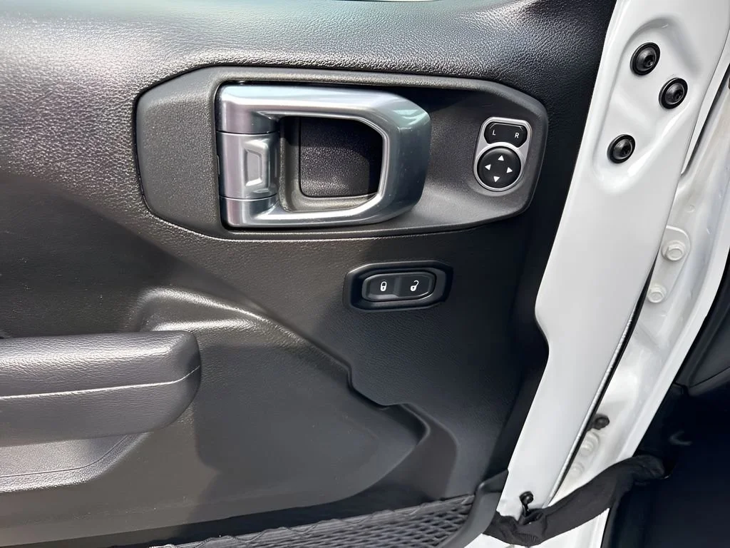 Used 2025 White Jeep Sport S image 27