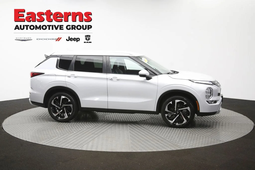 Used 2022 White Mitsubishi SE image 45