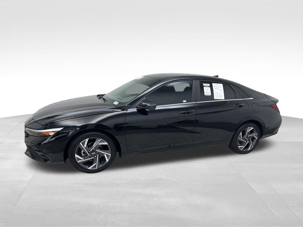 Used 2025 Black Hyundai SEL Convenience image 2