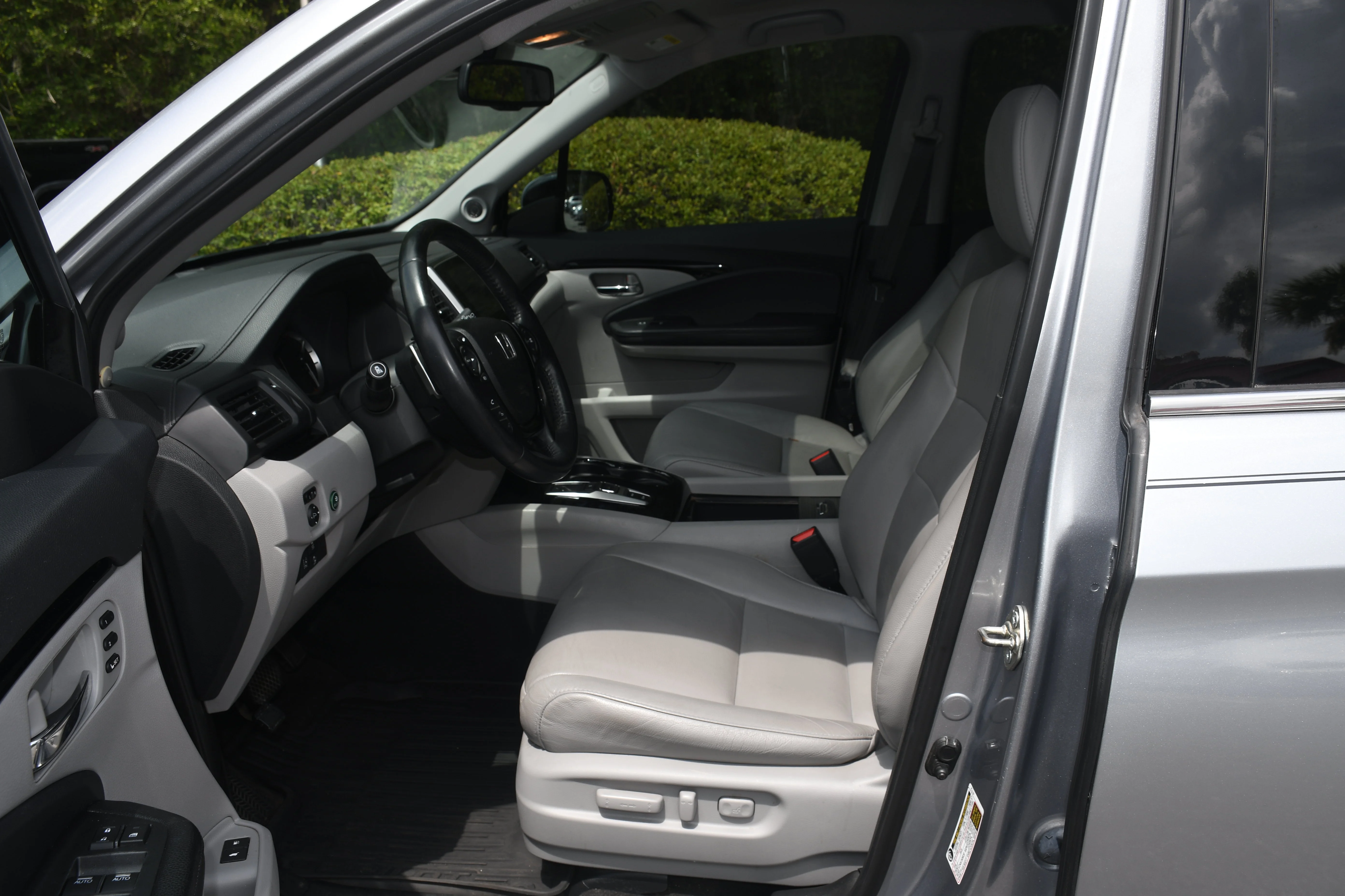 Used 2017  Honda Touring image 7