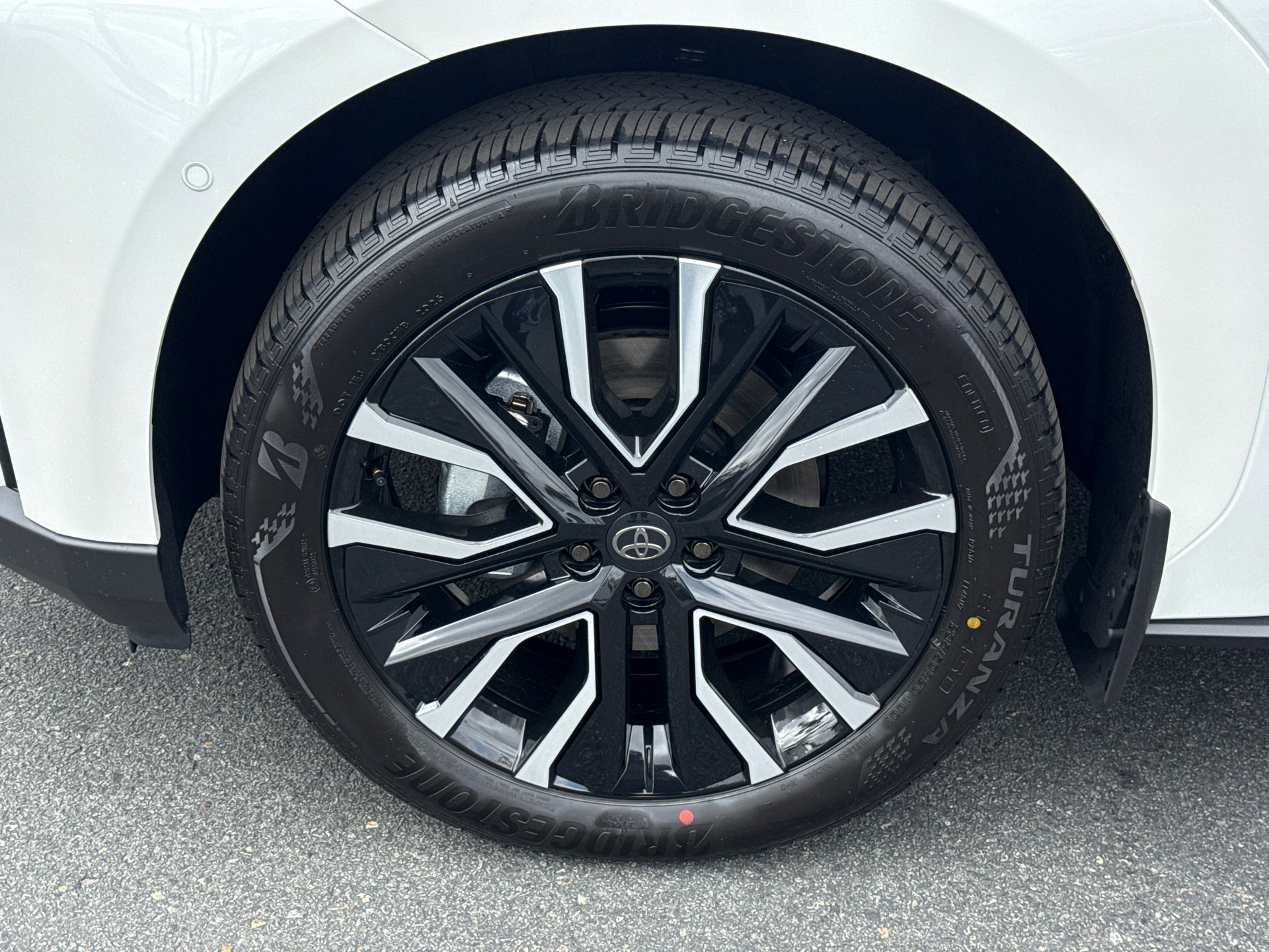 New 2026 Wind Chill Pearl with Midnight Black Metallic roof <sup>1</sup> Toyota  Limited image 5