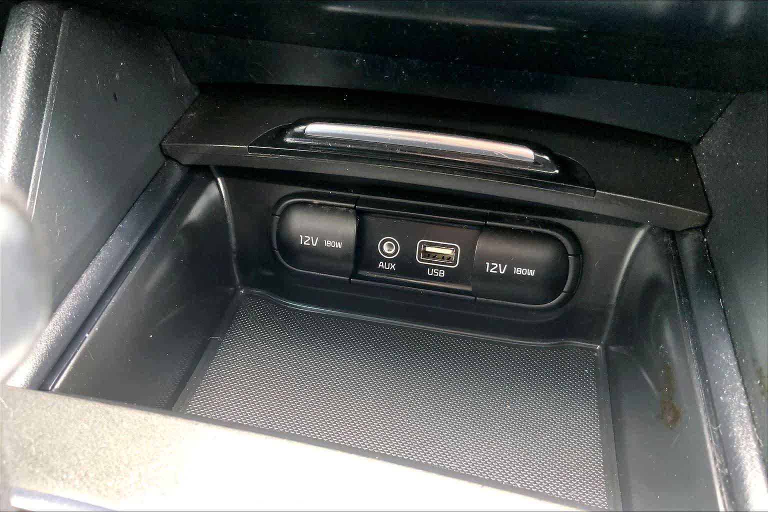 Used 2018 Snow White Pearl Kia LX image 33