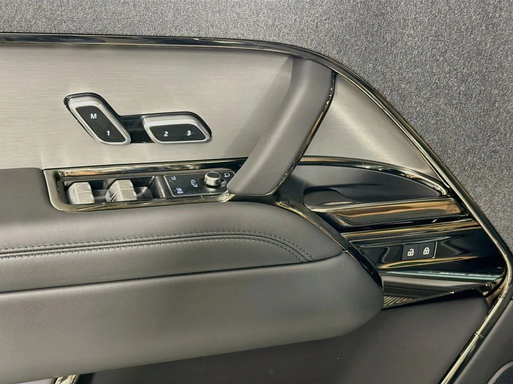 New 2026 Carpathian Grey Land Rover Dynamic SE image 18