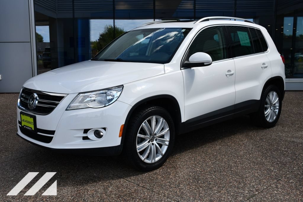 Used 2010  Volkswagen SE image 2