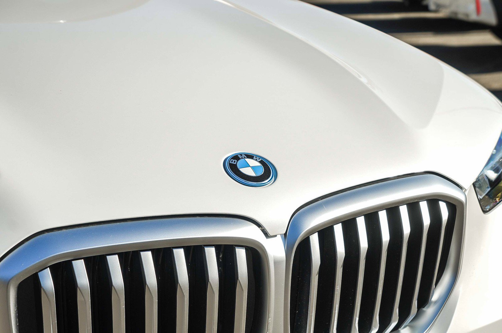 New 2026 Mineral White Metallic BMW xDrive50e image 9