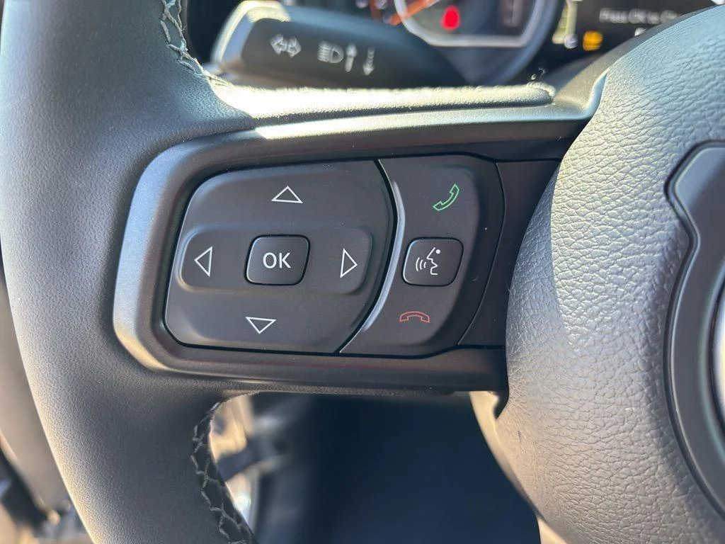 Used 2025  Jeep Rubicon image 21