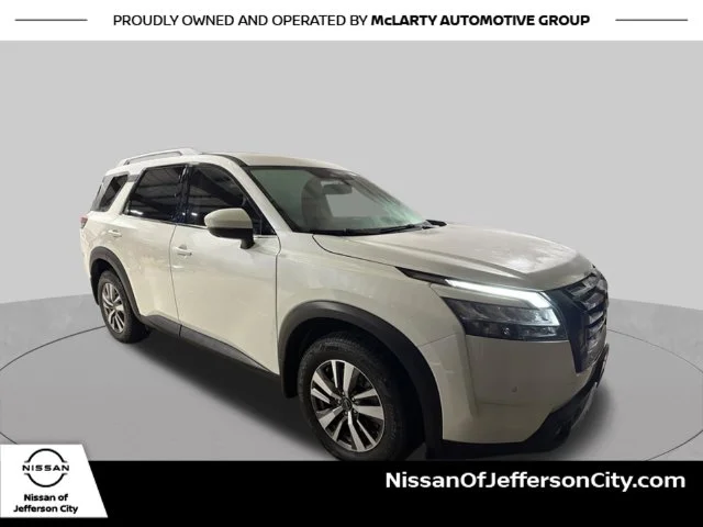 Used 2022 White Nissan SL image 1