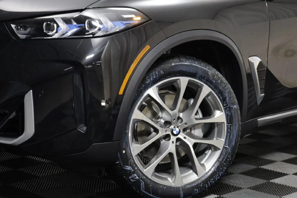 New 2026 BLACK SAPPHIRE BMW xDrive40i image 4